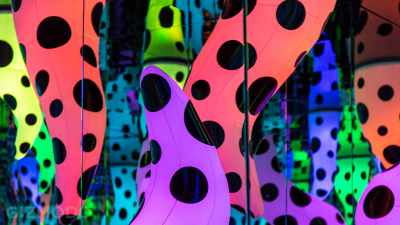 Illustration for article titled Explore the Extraordinary, Glittering Infinity Rooms of Yayoi Kusama